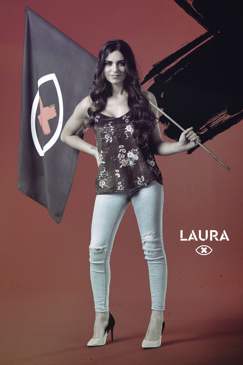 Laura Velasco posa con la bandera de 'GH Revolution'