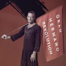 Maico Barzagui posa con la bandera de 'GH Revolution'