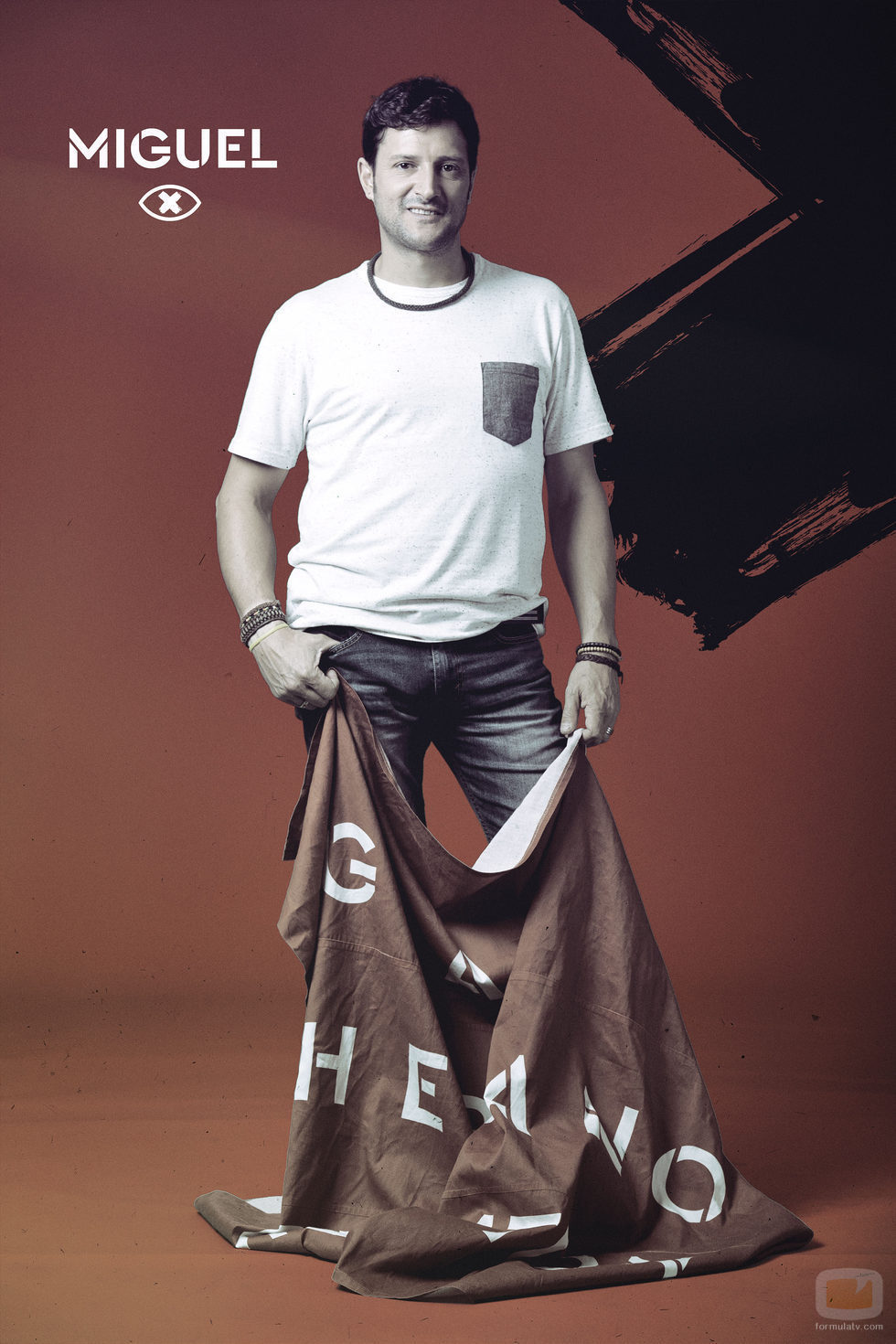 Miguel del Villar posa con la bandera de 'GH Revolution'