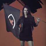 Mina Navarro posa con la bandera de 'GH Revolution'