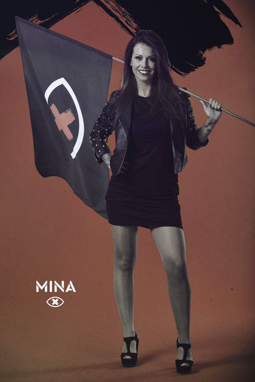 Mina Navarro posa con la bandera de 'GH Revolution'