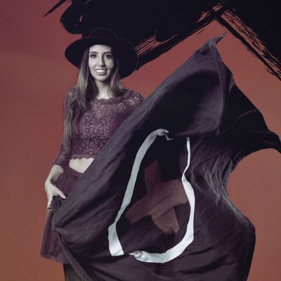 Nerea Montaraz posa con la bandera de 'GH Revolution'