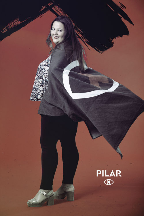 Pilar Marcellán posa con la bandera de 'GH Revolution'