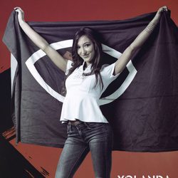 Yolanda Garrote, de 'GH Revolution', posa con la bandera del programa