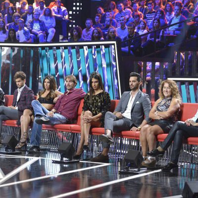 Sofá de los exconcursantes de 'GH Revolution: El debate'