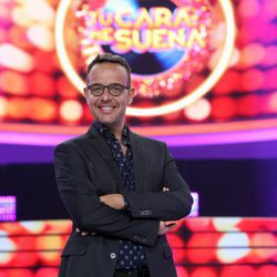 Àngel Llàcer posa con los brazos cruzados en el nuevo plató de 'Tu cara me suena 6'