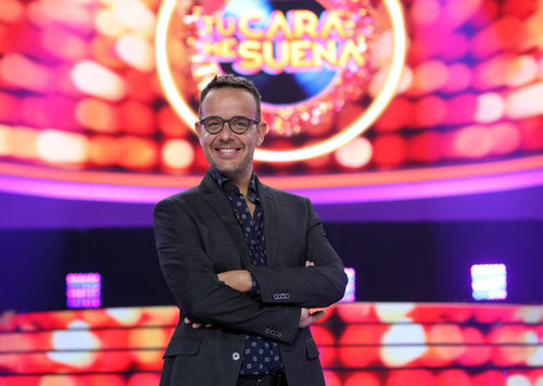 Àngel Llàcer posa con los brazos cruzados en el nuevo plató de 'Tu cara me suena 6'