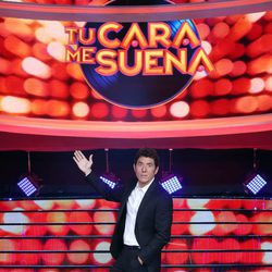 El presentador de 'Tu cara me suena' da la bienvenida al nuevo plató