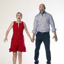 Inmaculada Galván y Emilio Pineda, presentadores de 'Madrid Directo' saltando