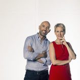 Inmaculada Galván y Emilio Pineda, presentadores de 'Madrid Directo' posando