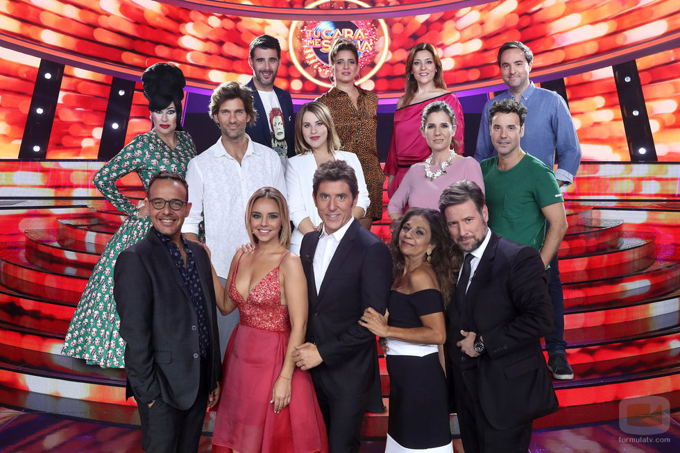 Todos los concursantes de 'Tu cara me suena' posan con el jurado y el presentador del programa
