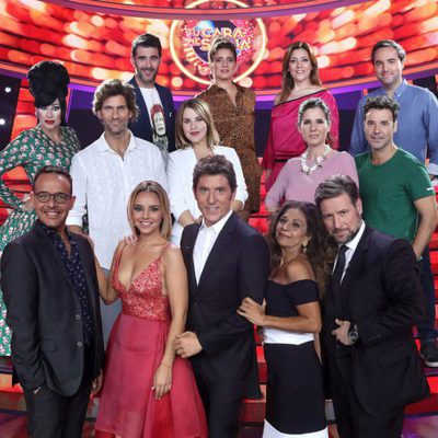 Todos los concursantes de 'Tu cara me suena' posan con el jurado y el presentador del programa