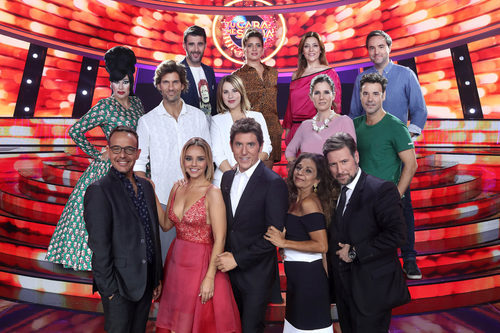Todos los concursantes de 'Tu cara me suena' posan con el jurado y el presentador del programa 