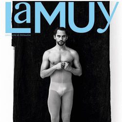 Paco León muestra sus atributos en la portada de La Muy