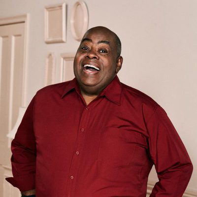 Reginald VelJohnson se ríe en la reunión del elenco de 'Cosas de casa'