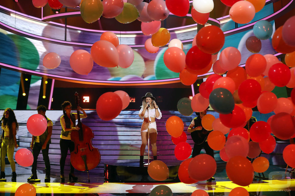 El plató de 'Tu cara me suena 6' se llena de globos en la actuación de Lucía Gil