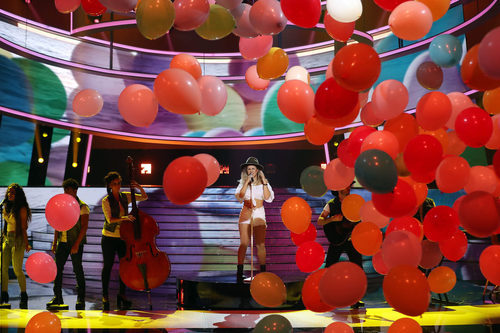 El plató de 'Tu cara me suena 6' se llena de globos en la actuación de Lucía Gil