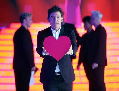 Manel Fuentes, presentador de 'Tu cara me suena', sostiene un corazón en el plató