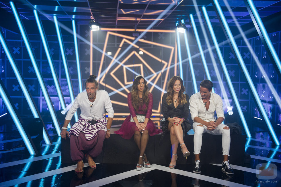 Cuatro concursantes de 'GH Revolution' en la sala de expulsiones durante la gala 3