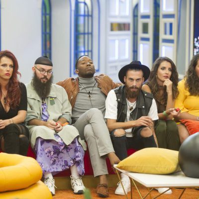 Los concursantes miran con atención en la gala 3 de 'GH Revolution'
