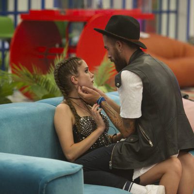 José María López y Carlota Prado, muy juntos en el sofá de 'GH Revolution'