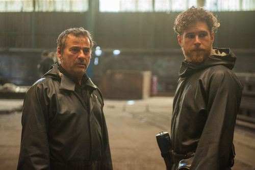 Eduard Fernández y Álvaro Cervantes en 'La zona'