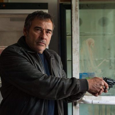 Eduard Fernández sostiene una pistola en 'La zona'