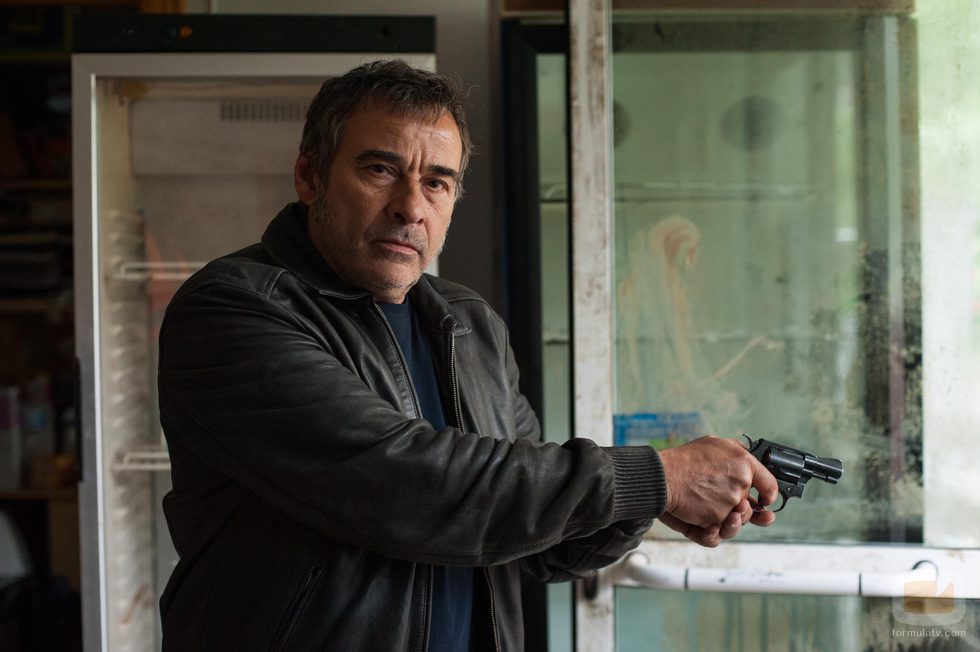 Eduard Fernández sostiene una pistola en 'La zona'