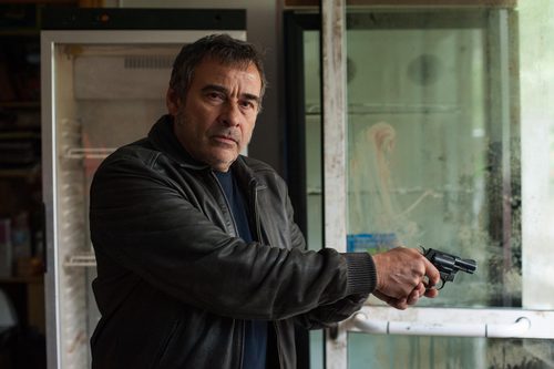 Eduard Fernández sostiene una pistola en 'La zona'