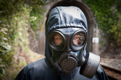 Álvaro Cervantes con una máscara en 'La zona'