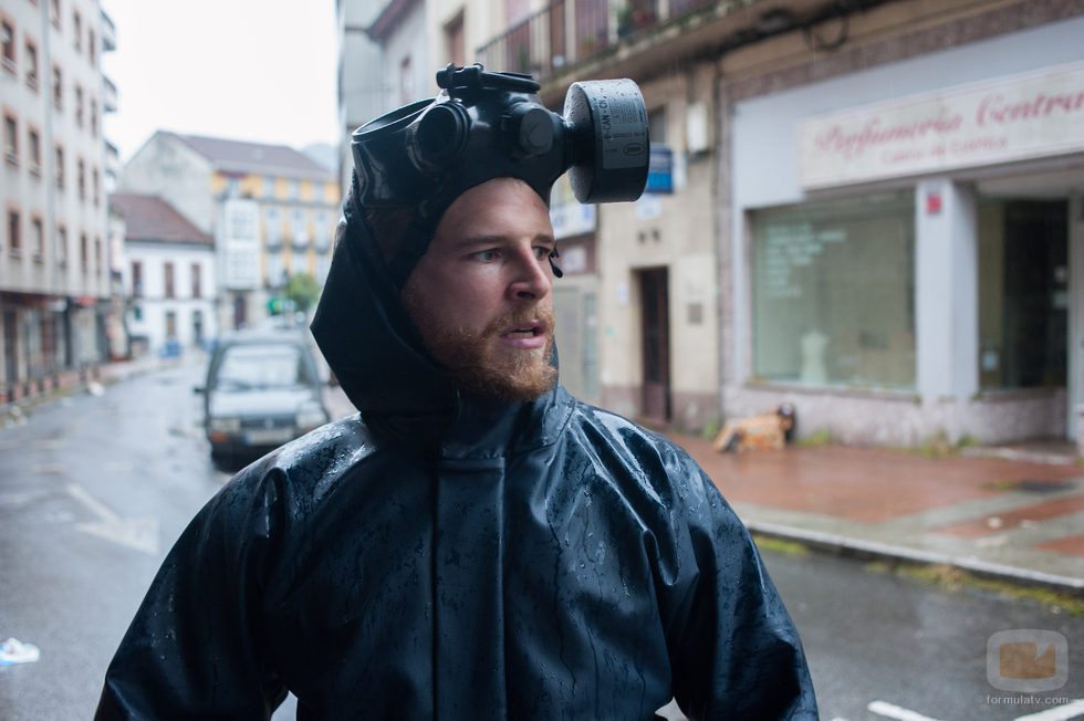 Álvaro Cervantes preocupado en 'La zona'