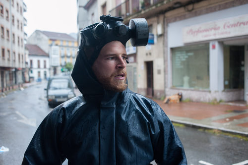 Álvaro Cervantes preocupado en 'La zona'