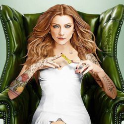 Margaery Tyrell ('Juego de Tronos') sentada en un sillón con sensuales tatuajes sobre su piel