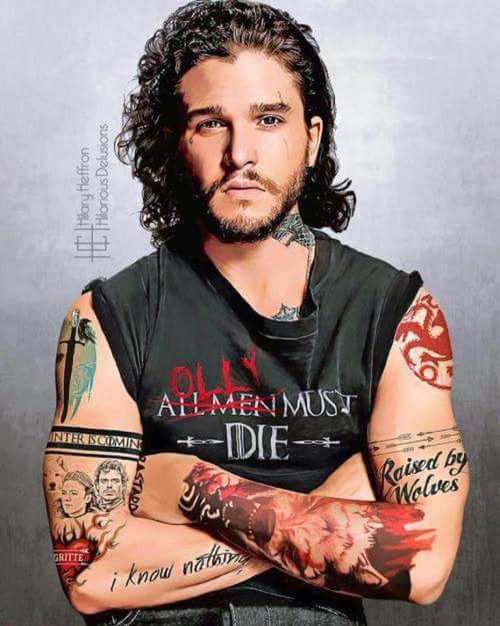 Jon Snow de 'Juego de Tronos' posa cruzando unos tatuados brazos
