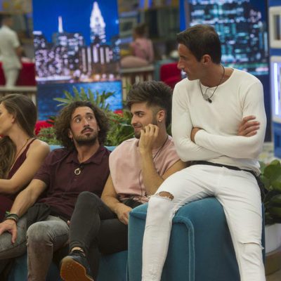 Cristian y Hugo conversan antes de conocer al expulsado de la cuarta gala de 'GH Revolution'