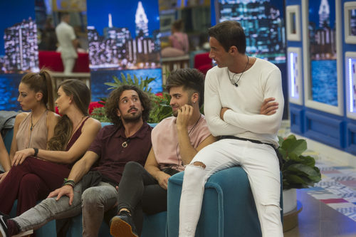 Cristian y Hugo conversan antes de conocer al expulsado de la cuarta gala de 'GH Revolution'