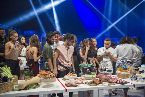 Los concursantes de 'GH Revolution' antes de la prueba de la cuarta gala para conseguir más comida