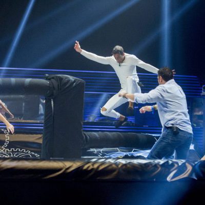 Hugo y Miguel se enfrentan a una prueba durante la cuarta gala de 'GH Revolution'