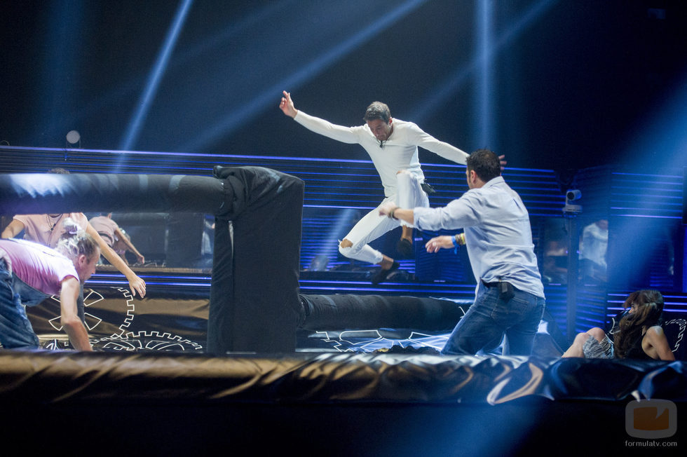 Hugo y Miguel se enfrentan a una prueba durante la cuarta gala de 'GH Revolution'