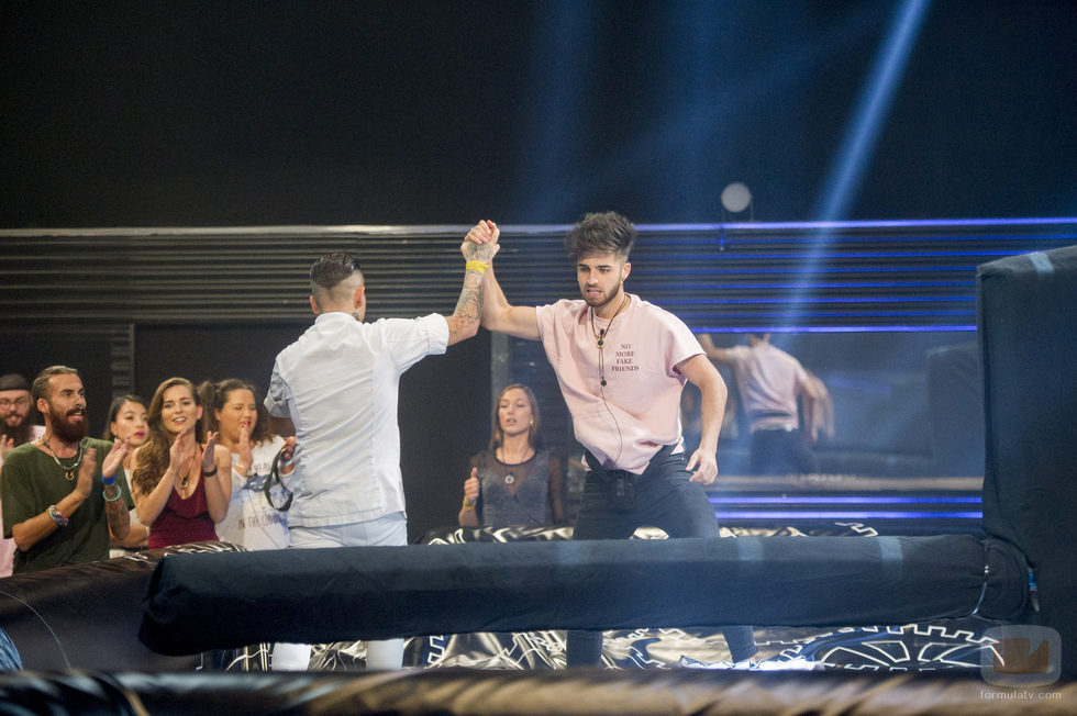 Carlos y Rubén celebran su victoria en la prueba de la cuarta gala de 'GH Revolution'
