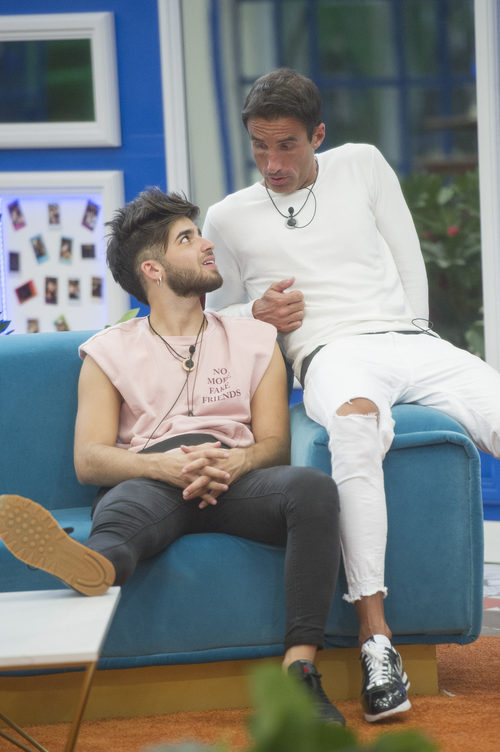 Rubén y Hugo, esperan en el salón de 'GH Revolution'