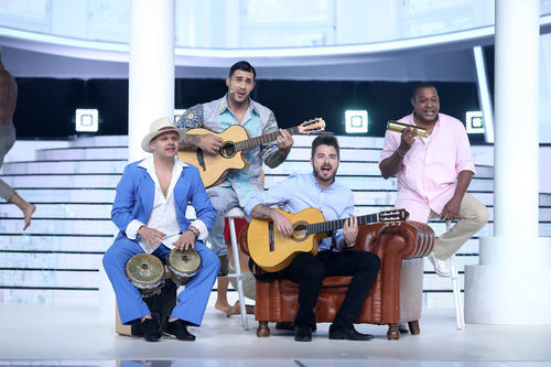 David Amor cantando "Desde que estamos juntos" como Melendi en 'Tu cara me suena'