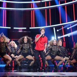 Miquel Fernández cantando "Attention" como Charlie Puth en 'Tu cara me suena'