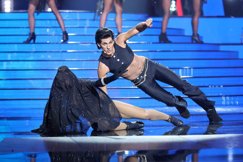 Fran Dieli cantando "Kiss" como Prince en 'Tu cara me suena'