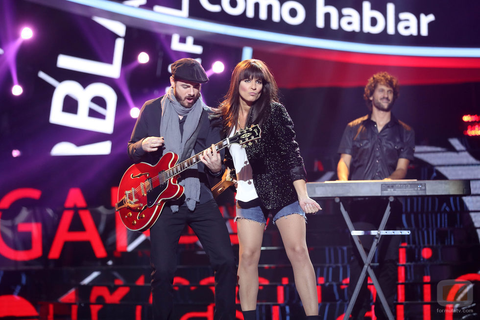 Lucía Jiménez cantando "Cómo hablar" como Amaral en 'Tu cara me suena'