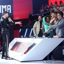 Jorge González cantando "Felices los cuatro" como Maluma en 'Tu cara me suena'