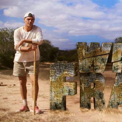 Frank Cuesta junto al logo de 'Wild Frank'