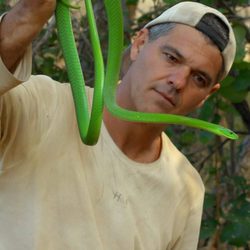 Frank Cuesta sostiene una serpiente en 'Wild Frank'