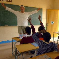 Frank Cuesta visita una escuela de África, en 'Wild Frank'