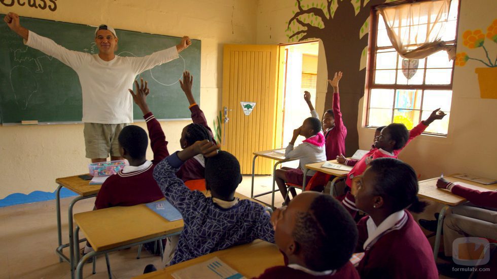 Frank Cuesta visita una escuela de África, en 'Wild Frank'